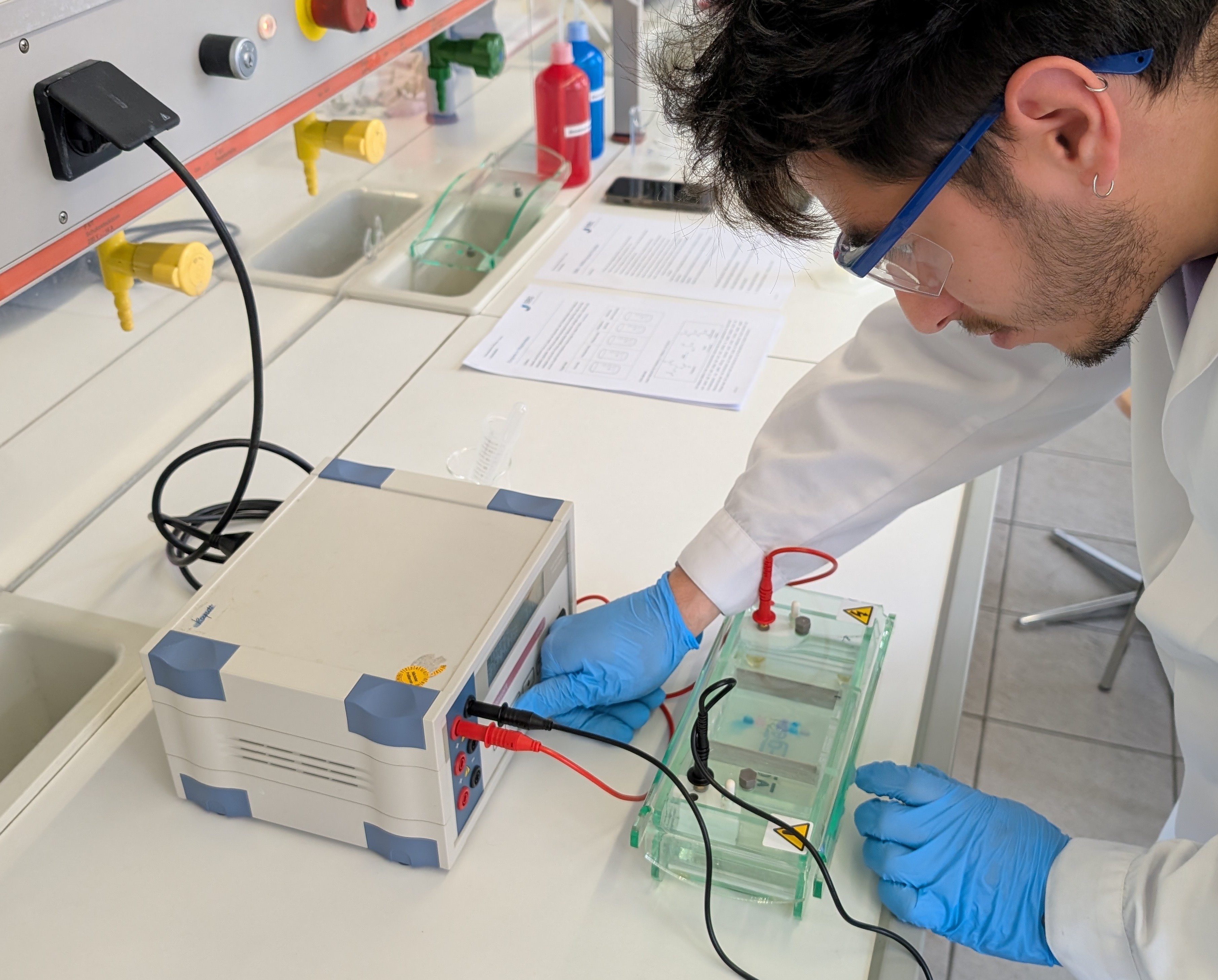 Einschalten des Stromgeräts für die Gel-Elektrophorese