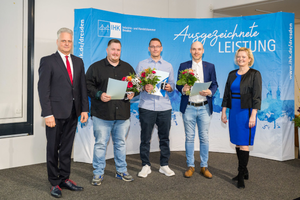 die Absolventen der SBG Dresden GmbH des Meisterjahrgangs 2023-2025 der Fachrichtungen Industriemeister Chemie, Abwassermeister und Meister Kreislauf- und Abfallwirtschaft und Städtereinigung