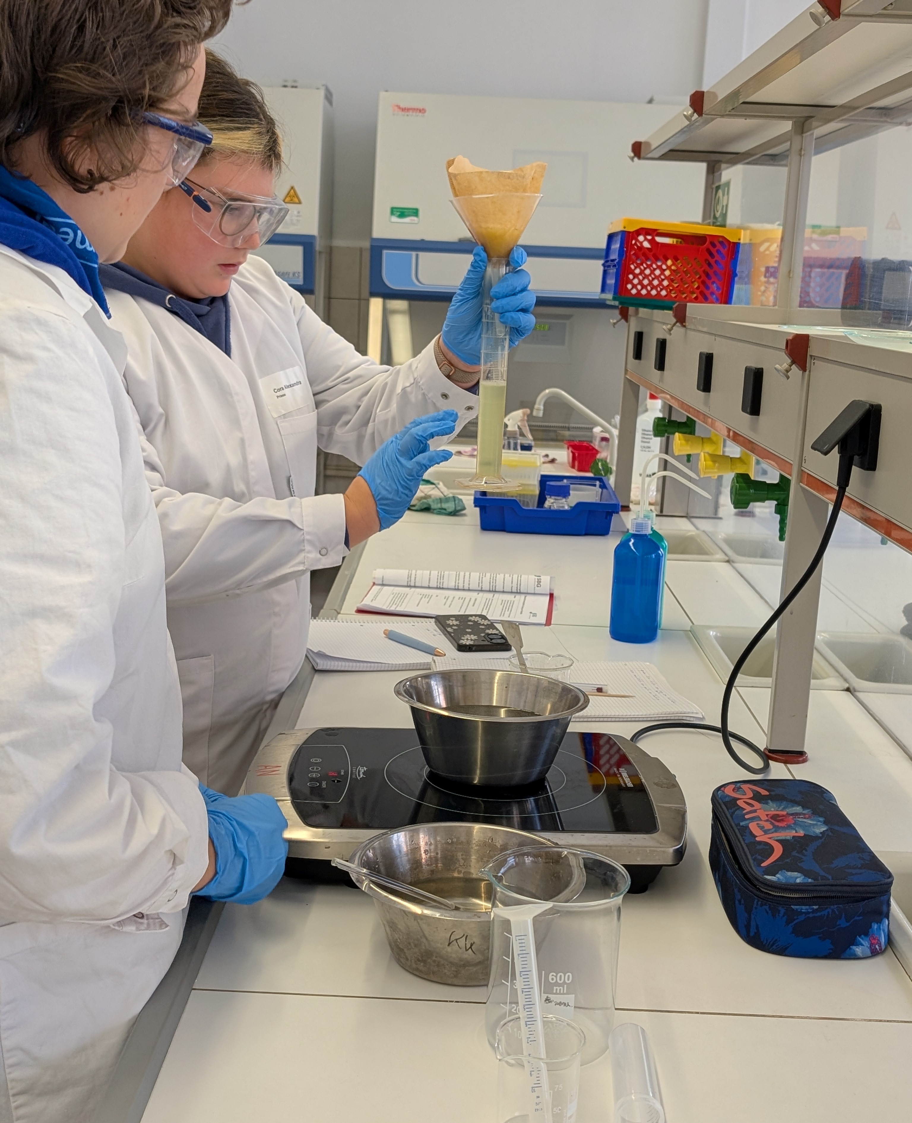 Filtration_der_DNA_einer_Banane_für_die_anschließende_DNA-Isolierung.jpeg
